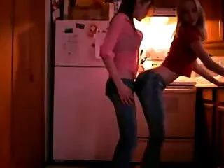 Due pulcini hanno sesso con aninsatiablmale i migliori siti porno in hd maschio
