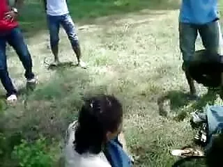 Un uomo con i guanti si diverte con una bionda di gomma video hard hd realistica