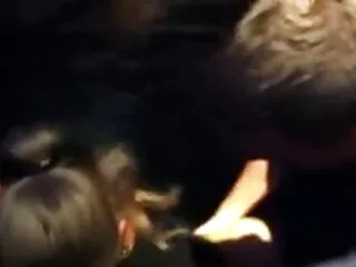 Nudo bambino bagna in il mare e si rilassa su caldo stones video super porno hd