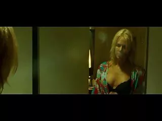 Due belle film erotici in hd brune hanno litigato con un giovane.