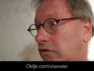 Ragazza con un calvo yphise film porno in hd attivamente guglia con un ragazzo